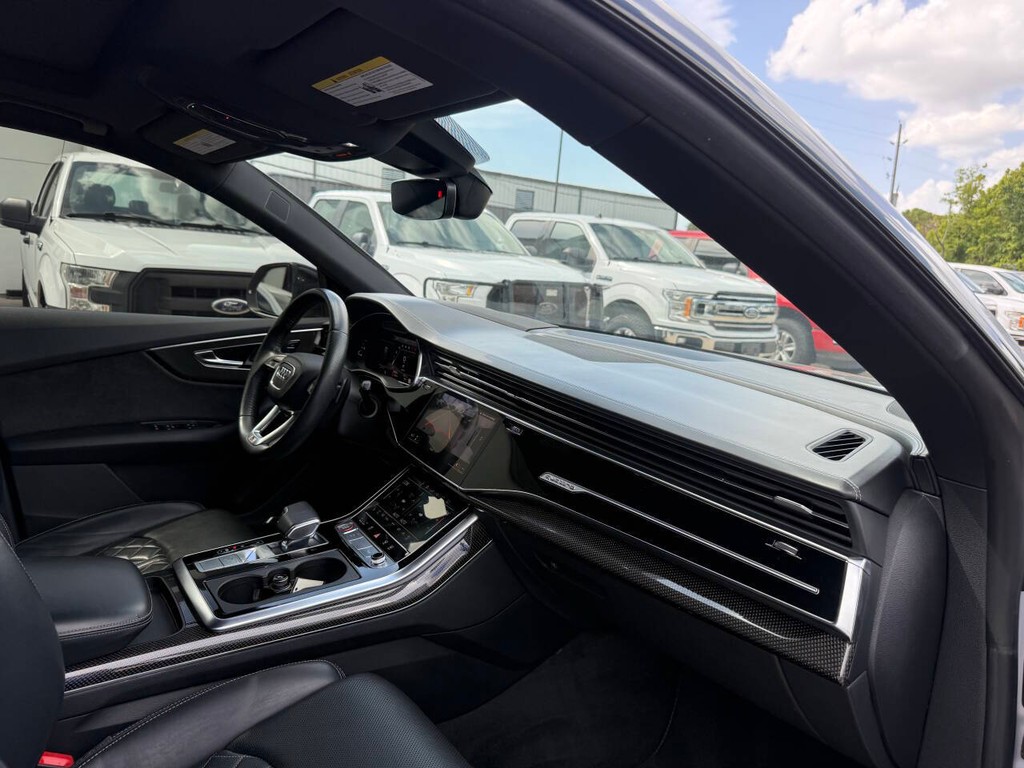 Audi SQ8 Vehicle Full-screen Gallery Image 09
