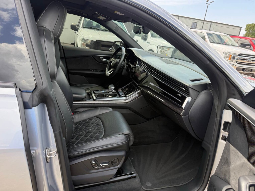 Audi SQ8 Vehicle Full-screen Gallery Image 10