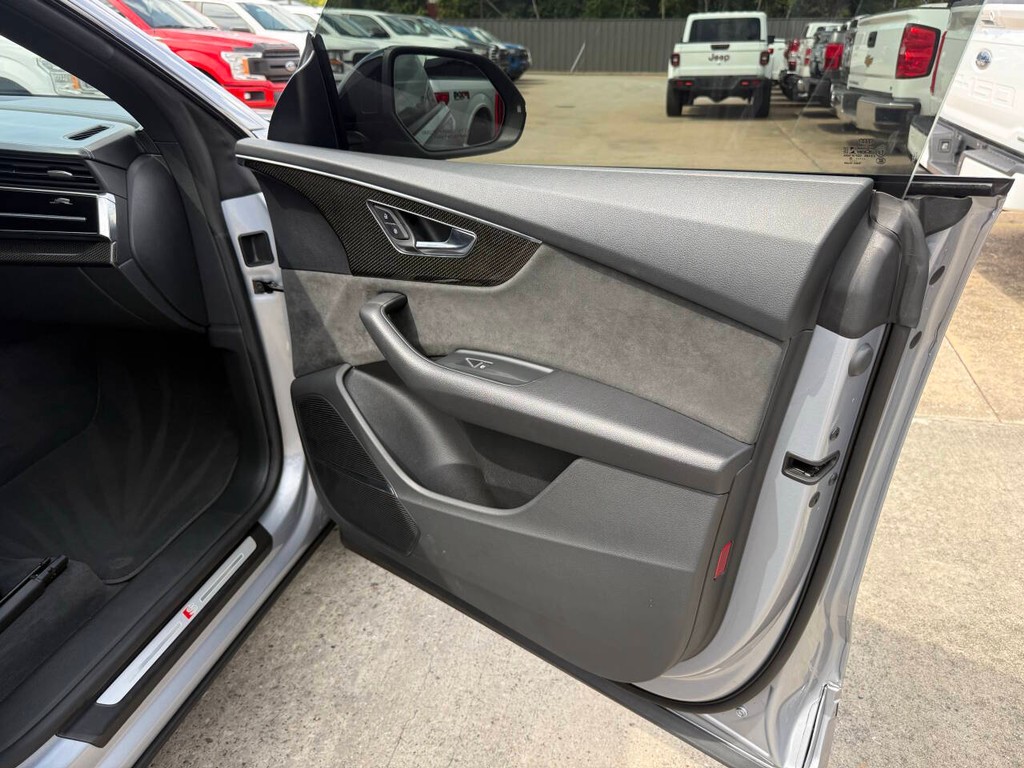 Audi SQ8 Vehicle Full-screen Gallery Image 11
