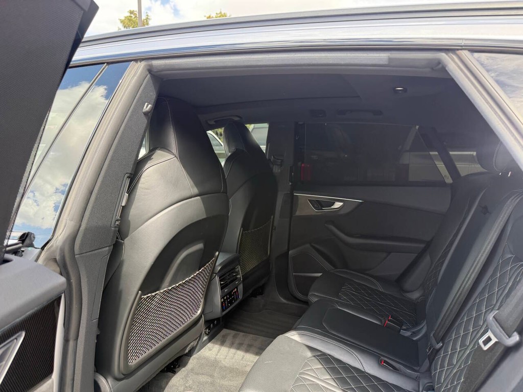 Audi SQ8 Vehicle Full-screen Gallery Image 12