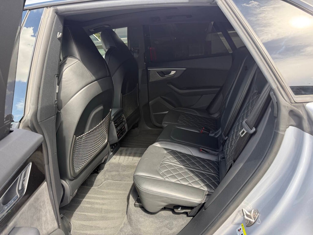 Audi SQ8 Vehicle Full-screen Gallery Image 13