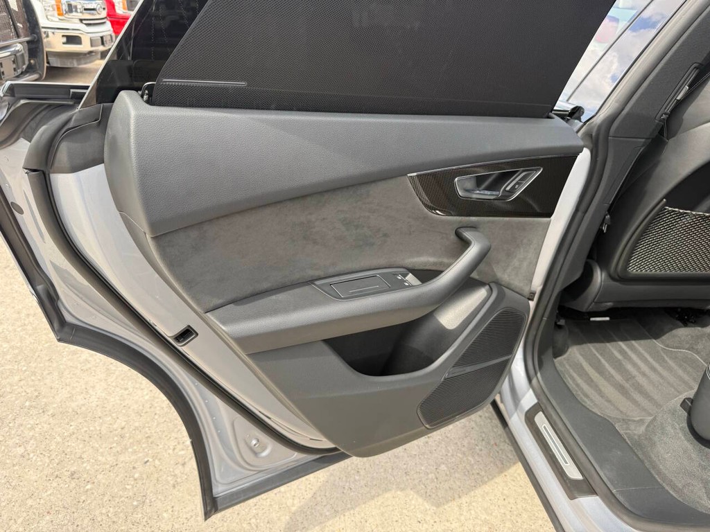 Audi SQ8 Vehicle Full-screen Gallery Image 14