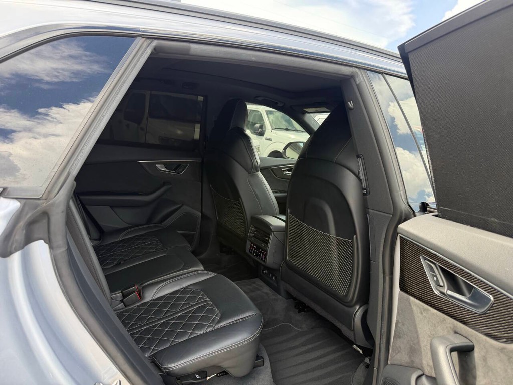 Audi SQ8 Vehicle Full-screen Gallery Image 15