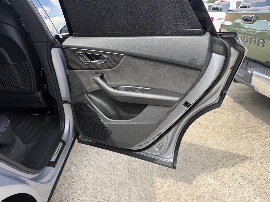 Audi SQ8 Vehicle Full-screen Gallery Image 16