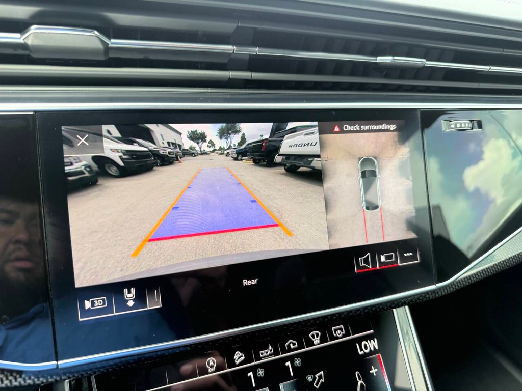 Audi SQ8 Vehicle Full-screen Gallery Image 26