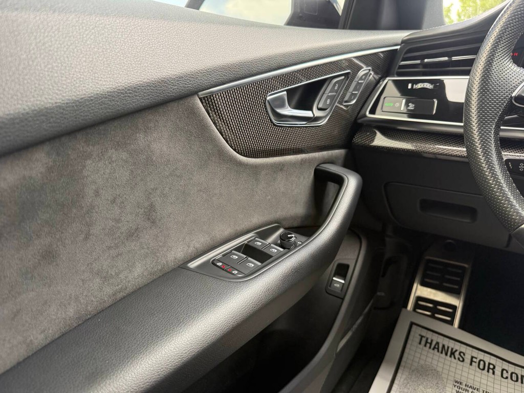 Audi SQ8 Vehicle Full-screen Gallery Image 29