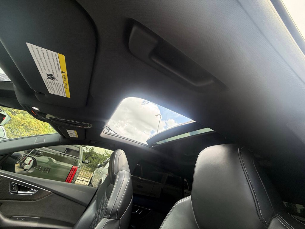 Audi SQ8 Vehicle Full-screen Gallery Image 30