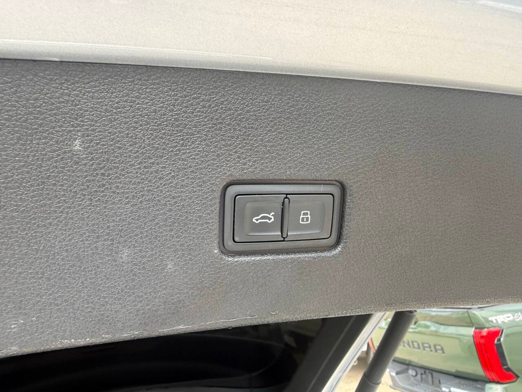 Audi SQ8 Vehicle Full-screen Gallery Image 38