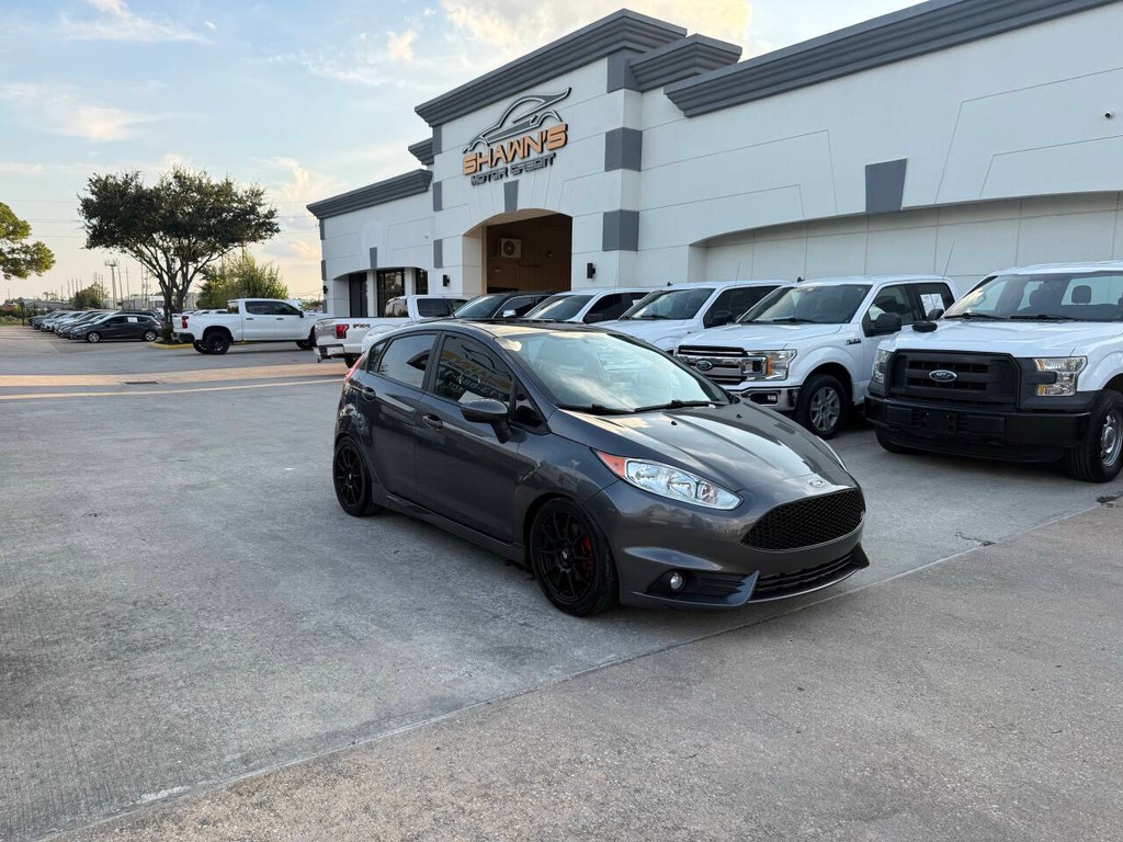 Ford Fiesta Hatchback Vehicle Full-screen Gallery Image 02