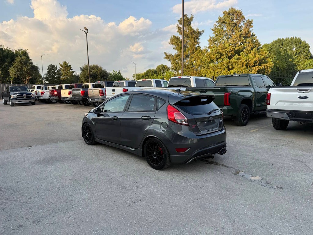 Ford Fiesta Hatchback Vehicle Full-screen Gallery Image 04