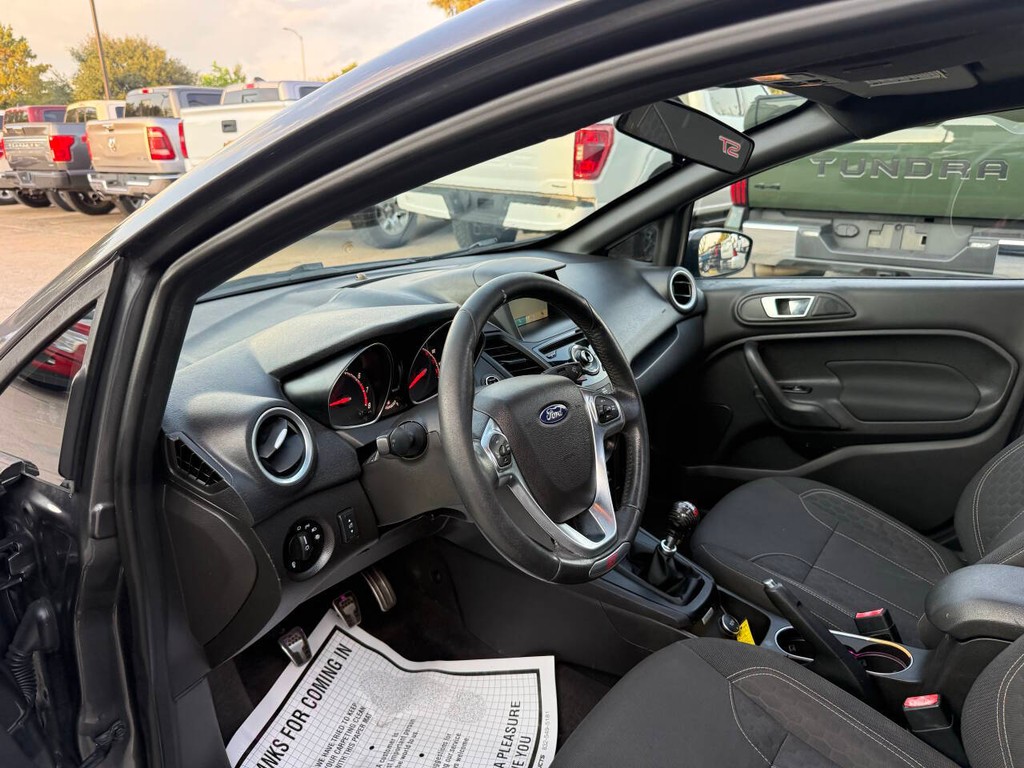 Ford Fiesta Hatchback Vehicle Full-screen Gallery Image 06