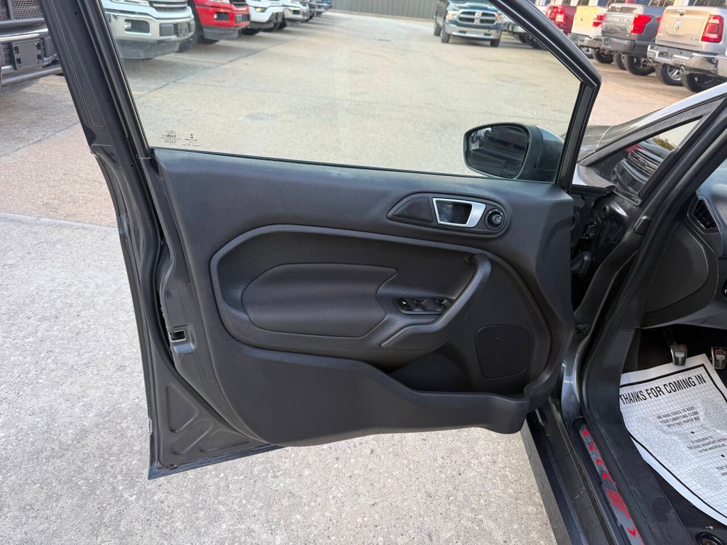 Ford Fiesta Hatchback Vehicle Full-screen Gallery Image 08