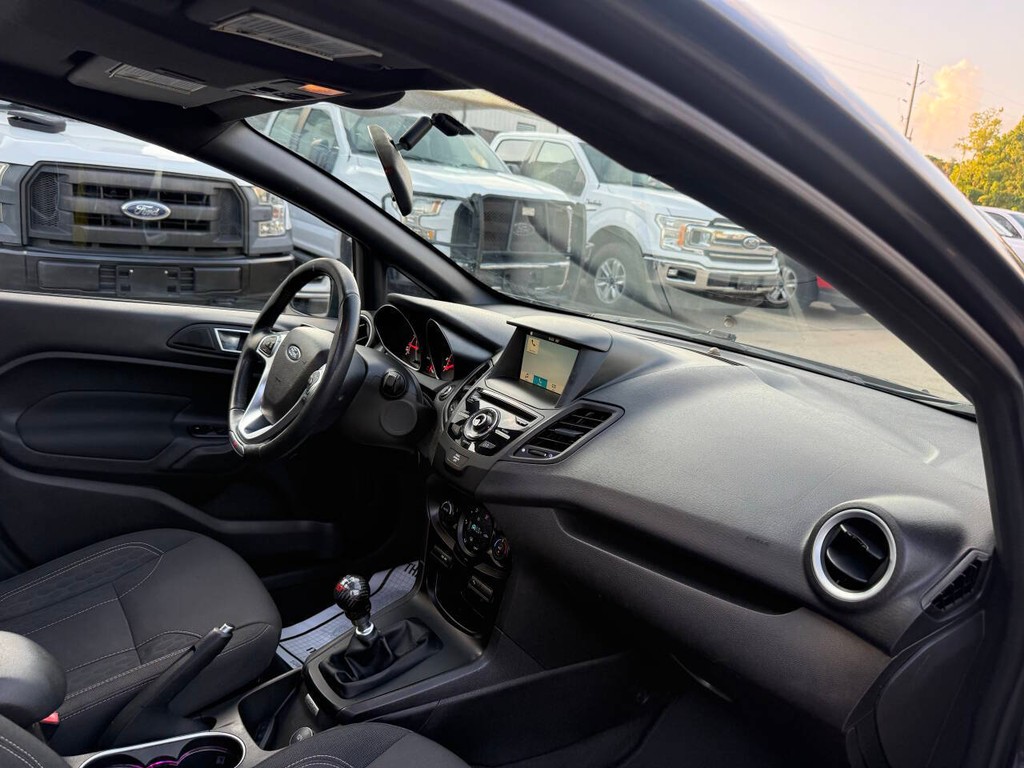 Ford Fiesta Hatchback Vehicle Full-screen Gallery Image 09