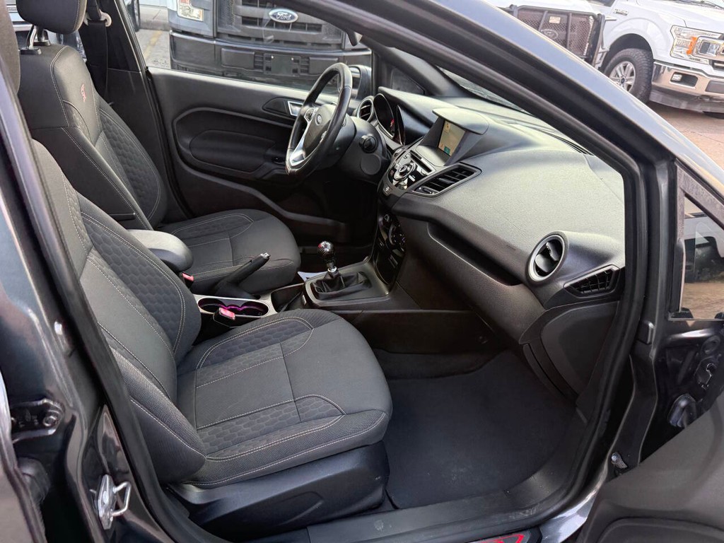 Ford Fiesta Hatchback Vehicle Full-screen Gallery Image 10