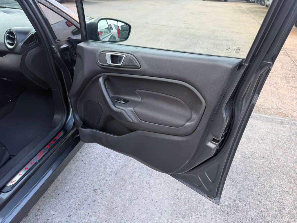 Ford Fiesta Hatchback Vehicle Full-screen Gallery Image 11