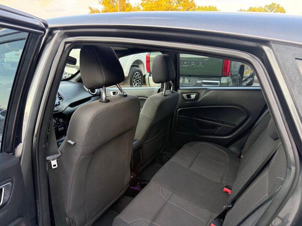 Ford Fiesta Hatchback Vehicle Full-screen Gallery Image 12