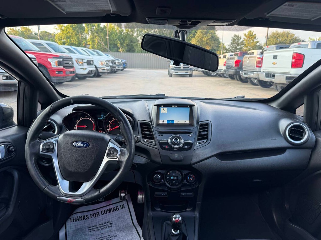 Ford Fiesta Hatchback Vehicle Full-screen Gallery Image 17