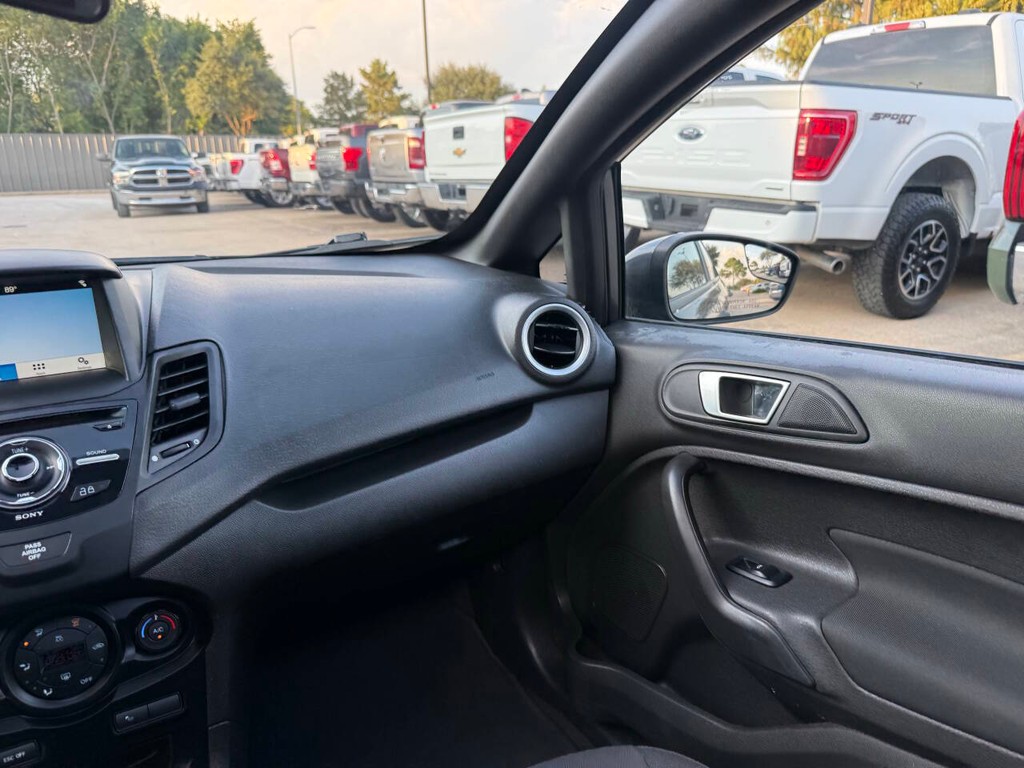Ford Fiesta Hatchback Vehicle Full-screen Gallery Image 20