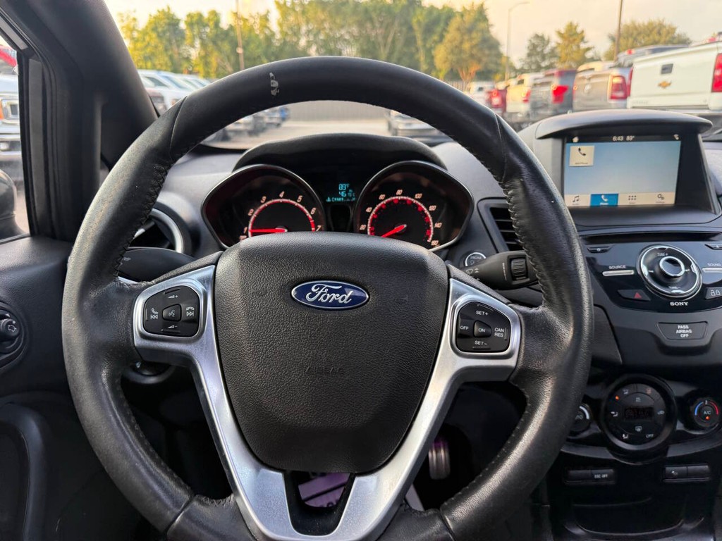 Ford Fiesta Hatchback Vehicle Full-screen Gallery Image 22