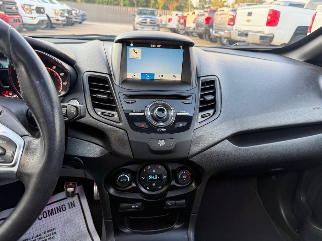 Ford Fiesta Hatchback Vehicle Full-screen Gallery Image 23