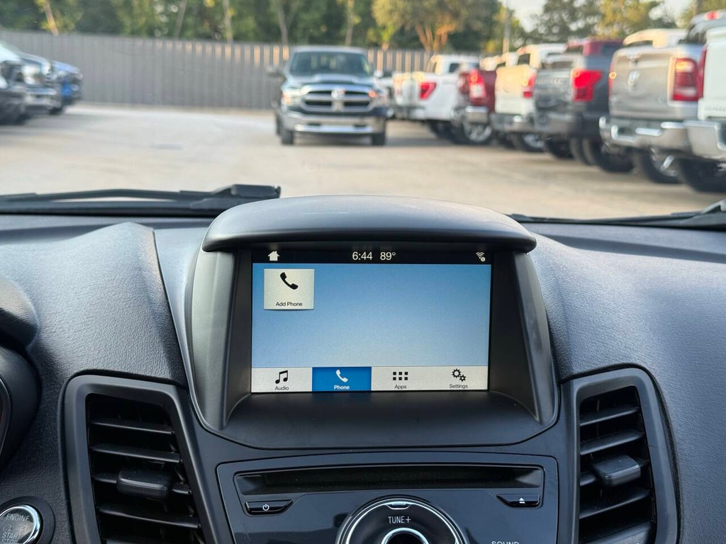 Ford Fiesta Hatchback Vehicle Full-screen Gallery Image 24