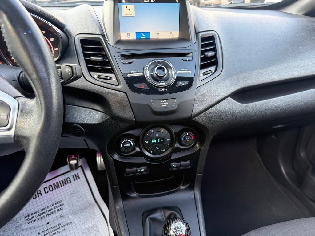 Ford Fiesta Hatchback Vehicle Full-screen Gallery Image 27