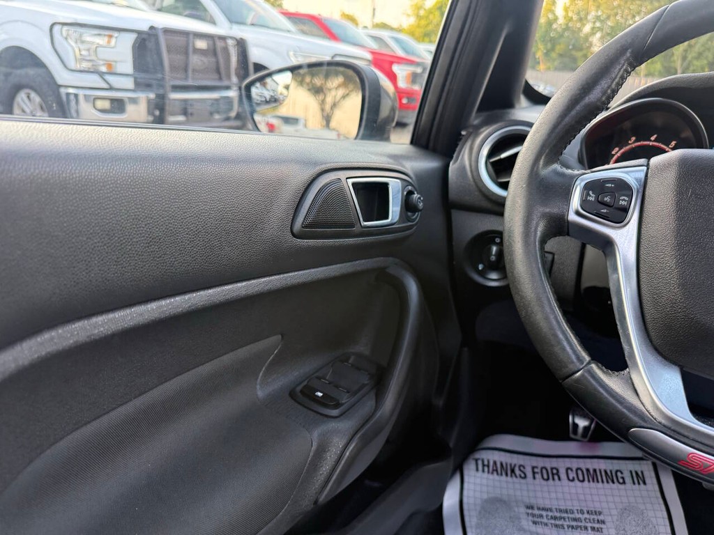 Ford Fiesta Hatchback Vehicle Full-screen Gallery Image 29