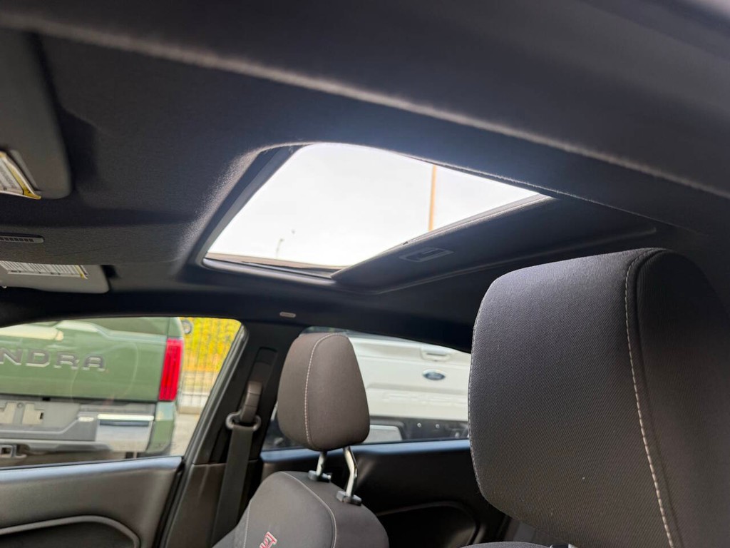 Ford Fiesta Hatchback Vehicle Full-screen Gallery Image 30