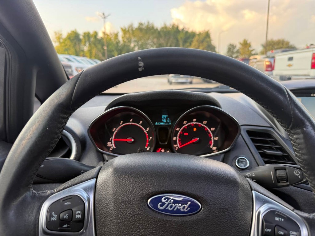 Ford Fiesta Hatchback Vehicle Full-screen Gallery Image 31