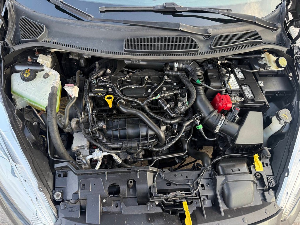 Ford Fiesta Hatchback Vehicle Full-screen Gallery Image 35