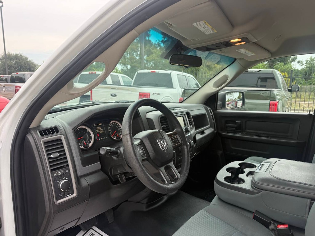Ram 1500 Classic Vehicle Full-screen Gallery Image 06