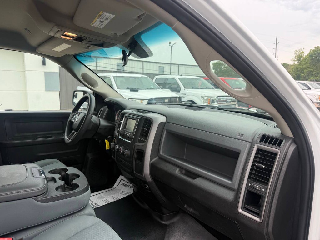 Ram 1500 Classic Vehicle Full-screen Gallery Image 09