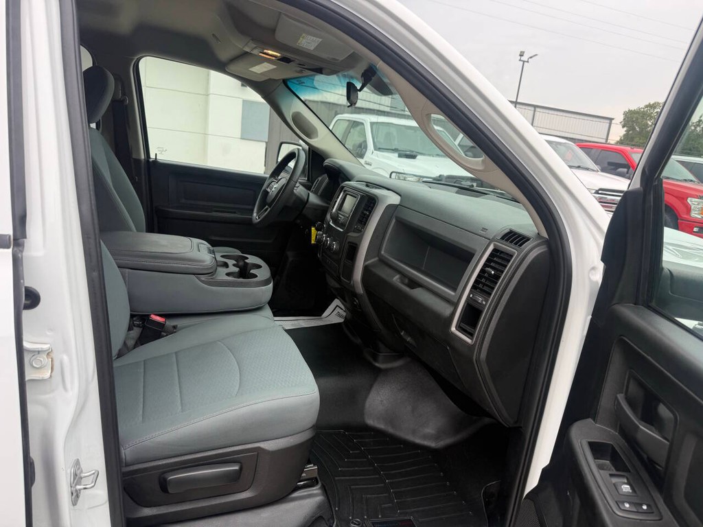Ram 1500 Classic Vehicle Full-screen Gallery Image 10