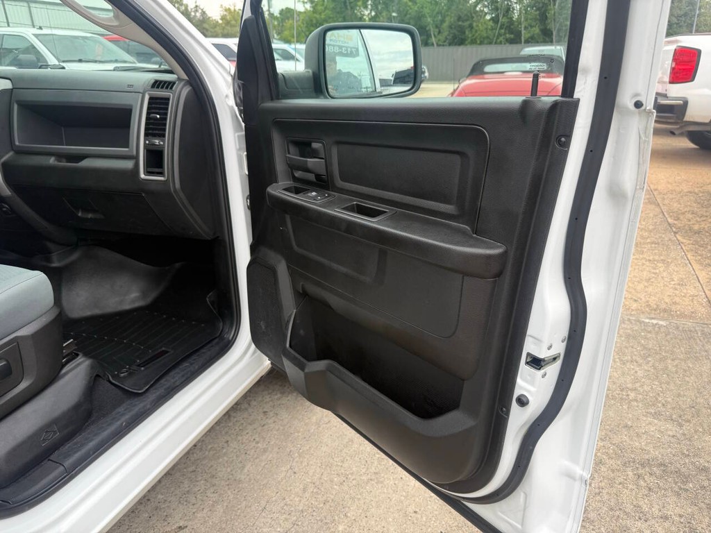 Ram 1500 Classic Vehicle Full-screen Gallery Image 11