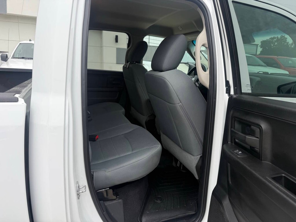 Ram 1500 Classic Vehicle Full-screen Gallery Image 15