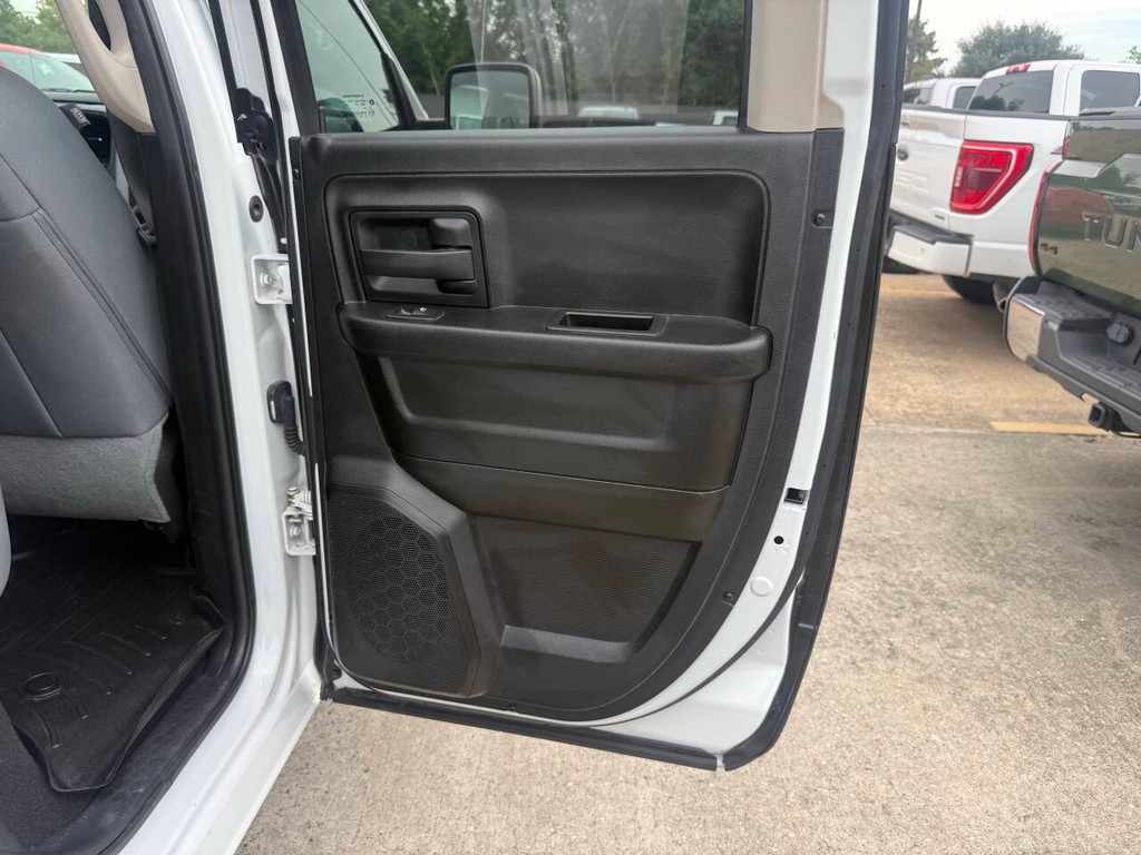 Ram 1500 Classic Vehicle Full-screen Gallery Image 16