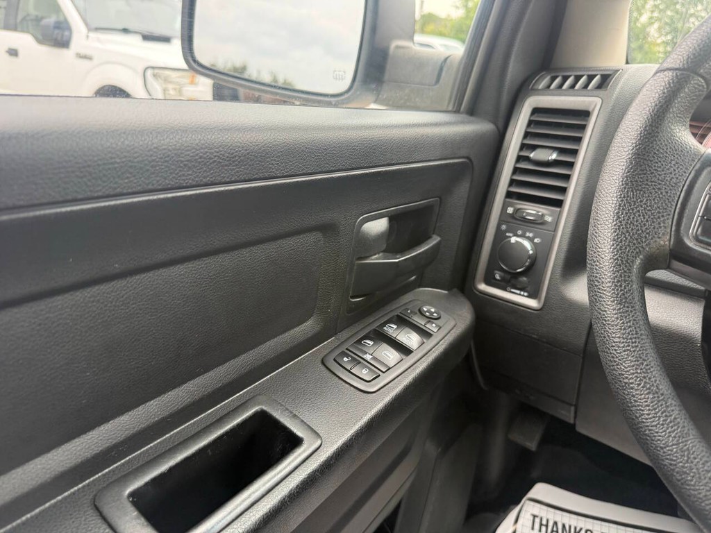 Ram 1500 Classic Vehicle Full-screen Gallery Image 30