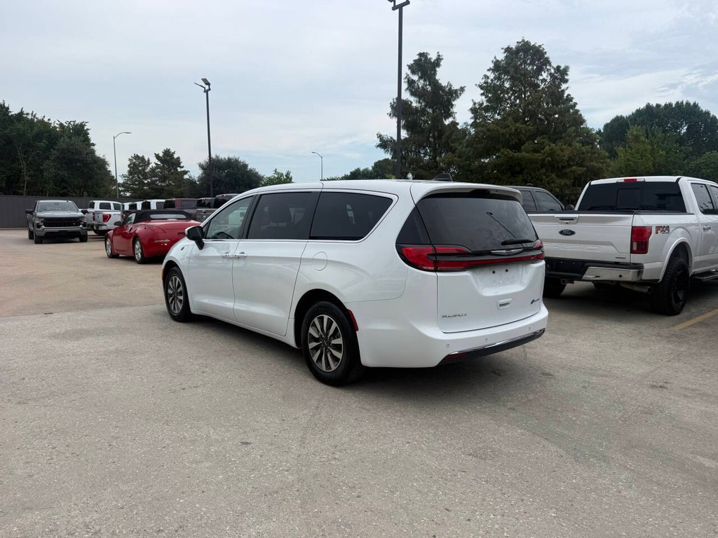 Chrysler Pacifica Vehicle Full-screen Gallery Image 04