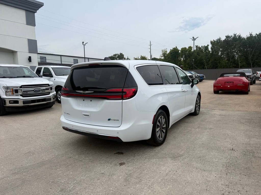 Chrysler Pacifica Vehicle Full-screen Gallery Image 05