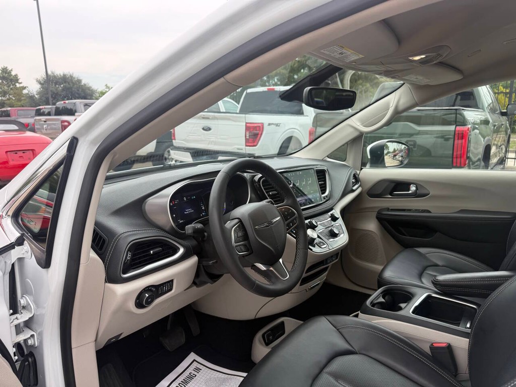 Chrysler Pacifica Vehicle Full-screen Gallery Image 06
