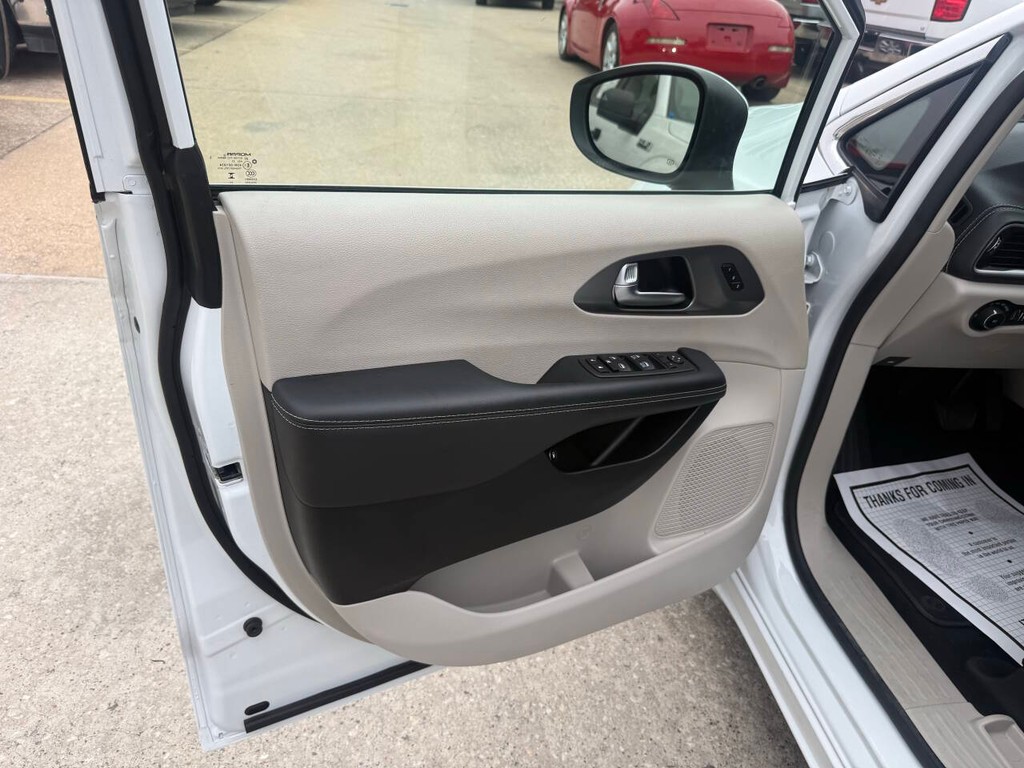 Chrysler Pacifica Vehicle Full-screen Gallery Image 08