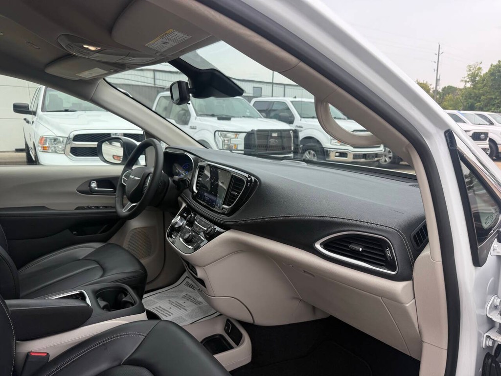 Chrysler Pacifica Vehicle Full-screen Gallery Image 09