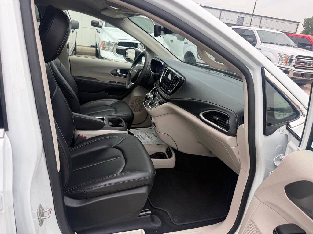 Chrysler Pacifica Vehicle Full-screen Gallery Image 10