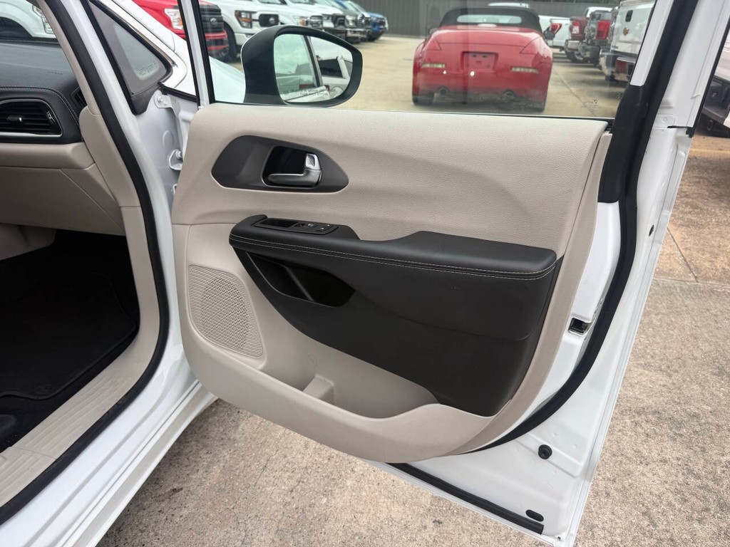 Chrysler Pacifica Vehicle Full-screen Gallery Image 11