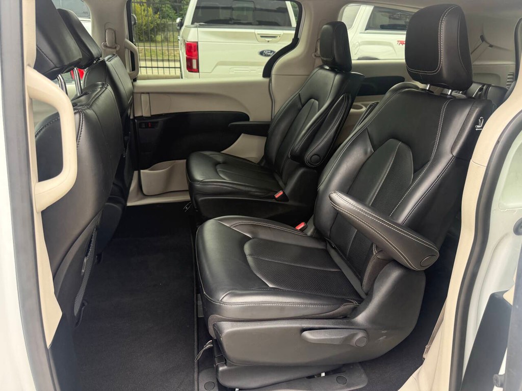 Chrysler Pacifica Vehicle Full-screen Gallery Image 12