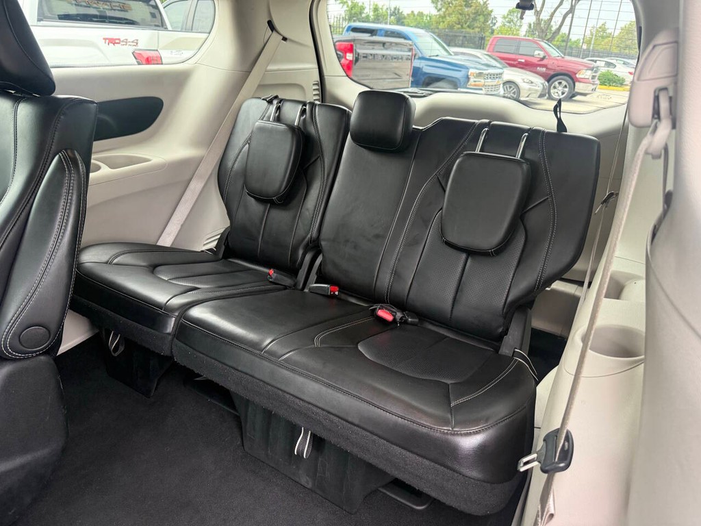 Chrysler Pacifica Vehicle Full-screen Gallery Image 13