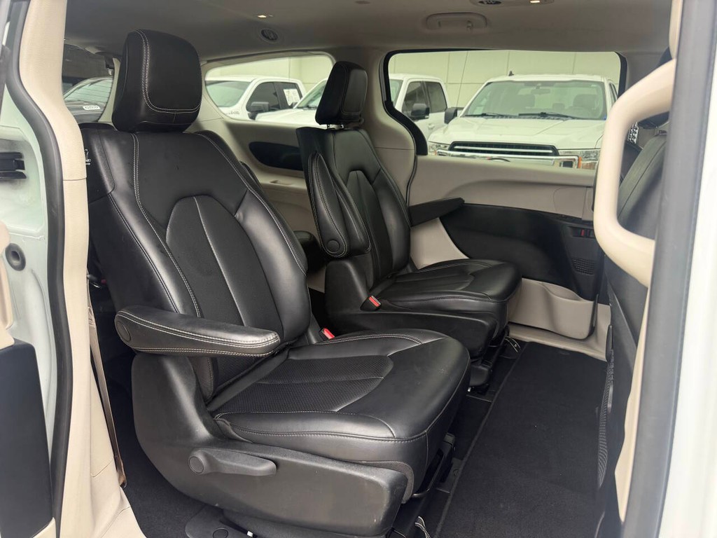 Chrysler Pacifica Vehicle Full-screen Gallery Image 14