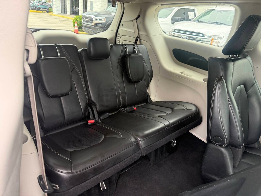 Chrysler Pacifica Vehicle Full-screen Gallery Image 15