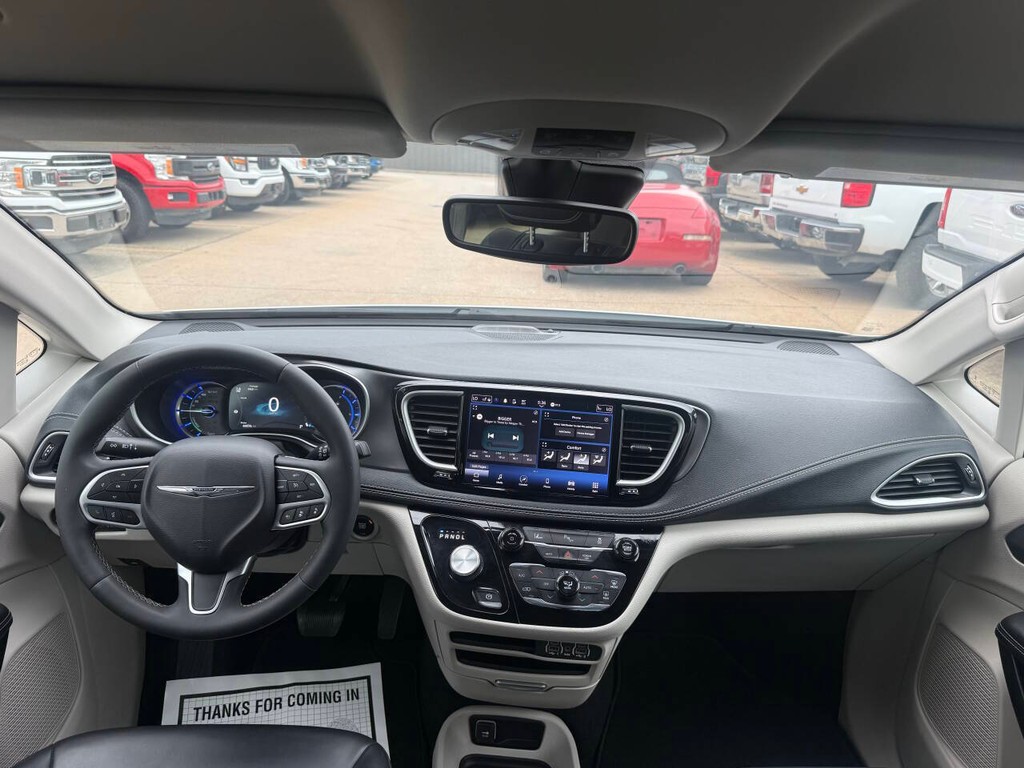 Chrysler Pacifica Vehicle Full-screen Gallery Image 16