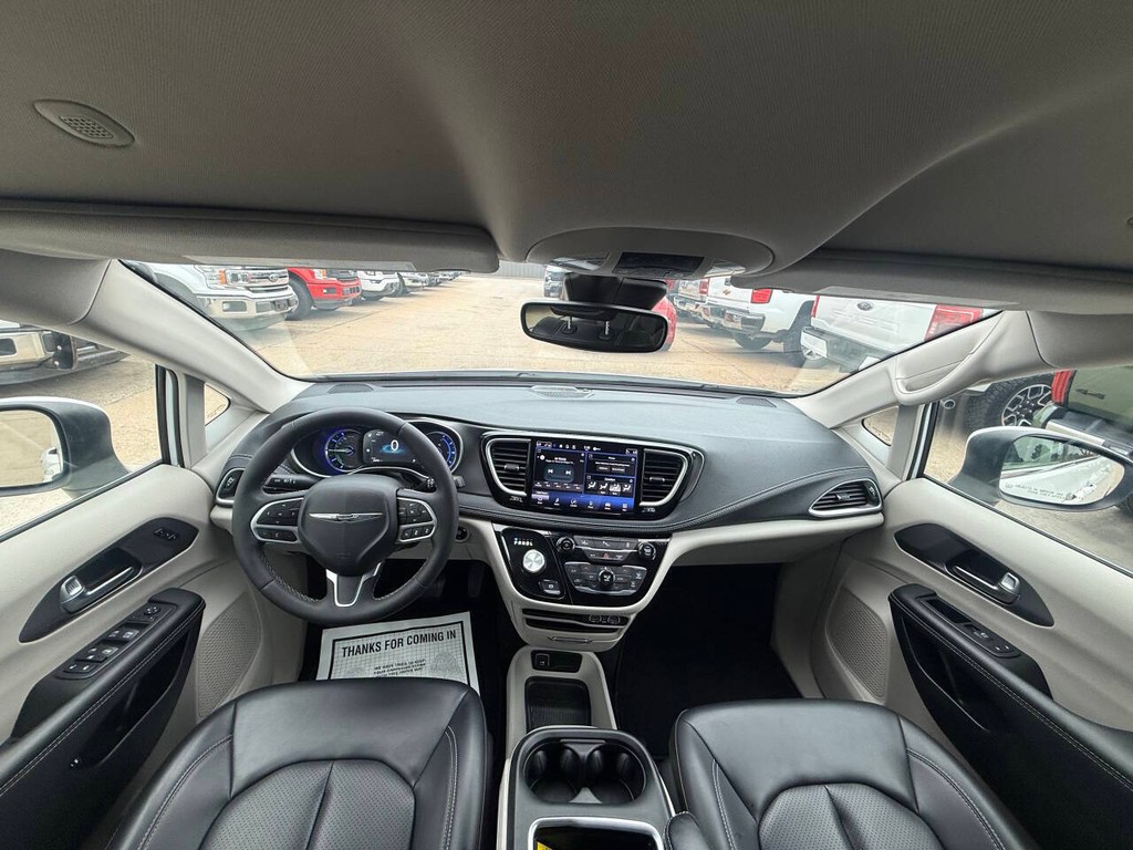 Chrysler Pacifica Vehicle Full-screen Gallery Image 17